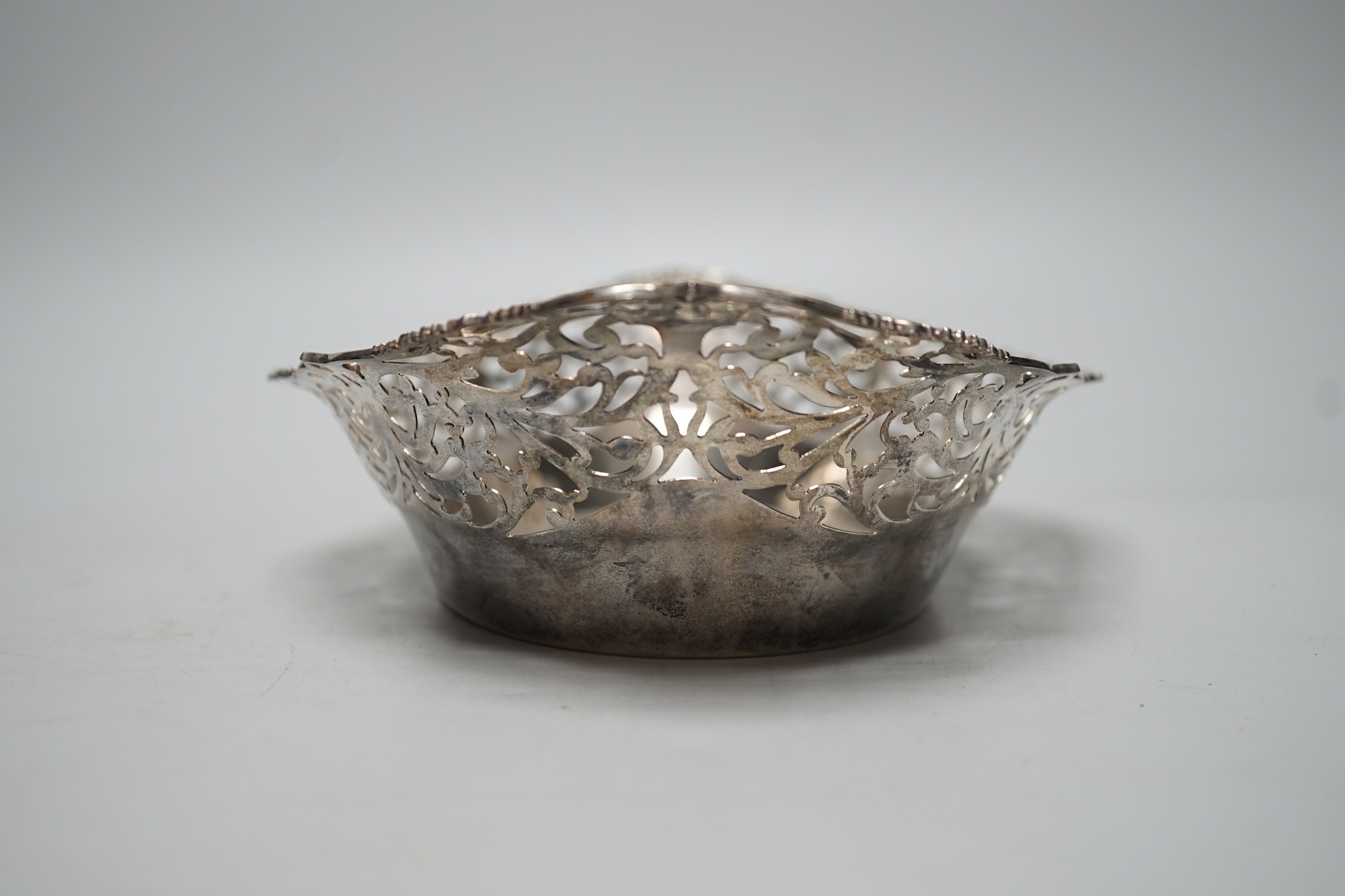 A George V silver oval pierced fruit bowl, by Mappin & Webb, Birmingham, 1929, 30.2cm, 12.4oz.
